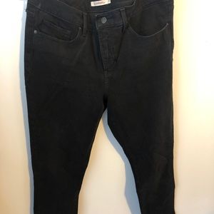 Black Levi shaping skinny